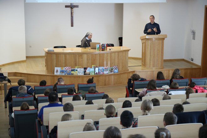 Susret učenika Katoličke osnovne škole sv. Uršule u Varaždinu s književnikom Drozdekom